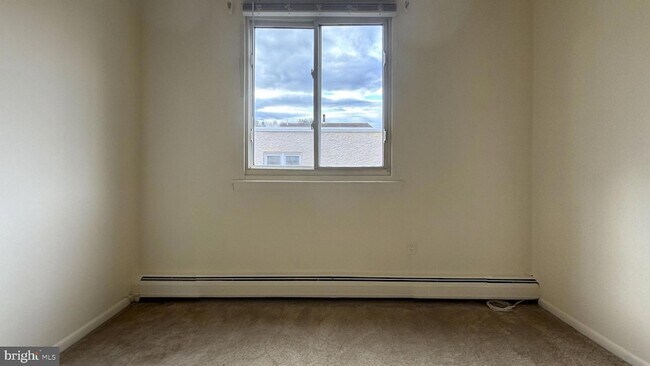 Building Photo - 910 Fox Chase Rd