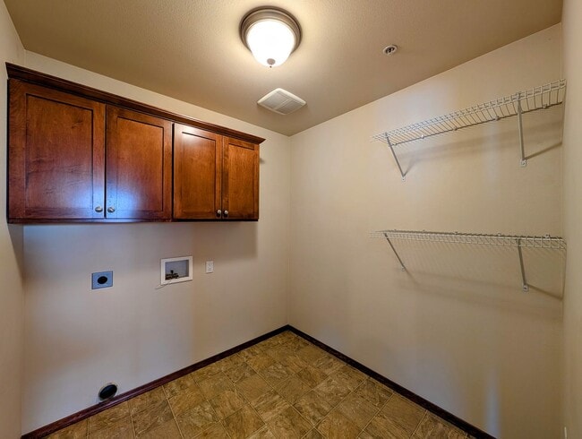 Building Photo - Residential Bliss: 3-Bedroom, 2-Bath w/ Ev...