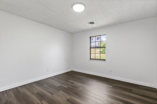 Building Photo - 2205 Island Blvd