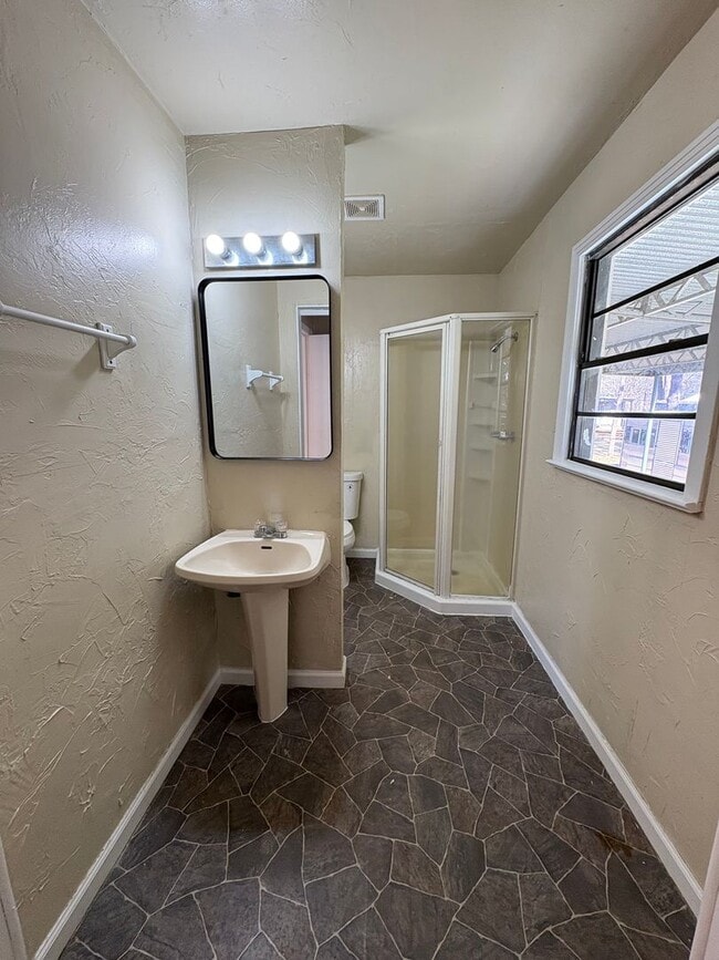 Building Photo - Amazing 4 bedroom/ 2bath house on beautiful lot!