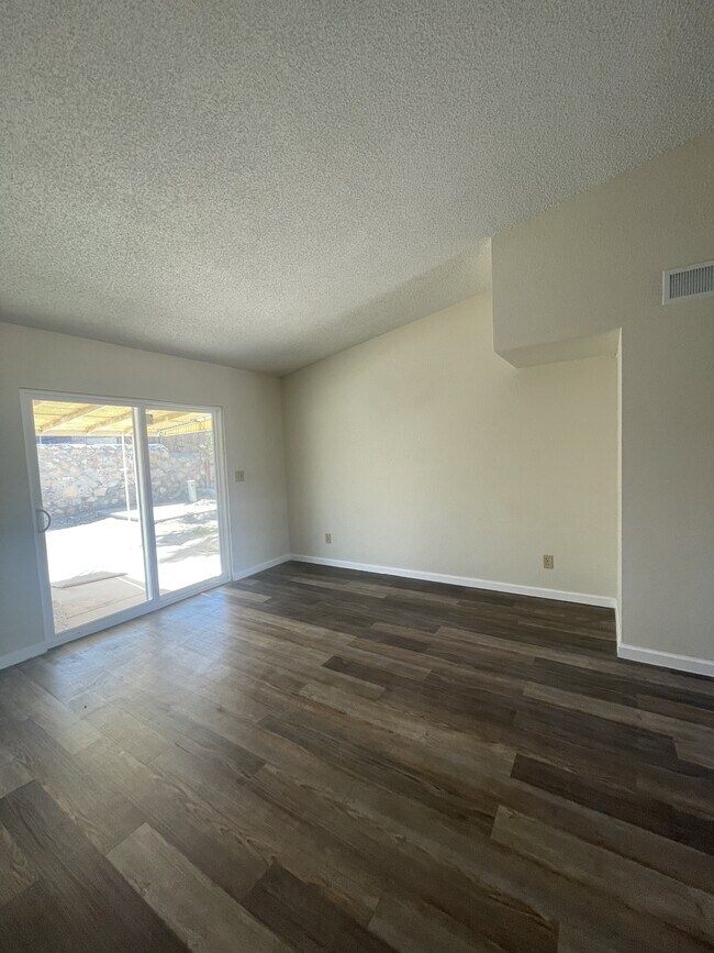 Building Photo - 864 Barandal Dr