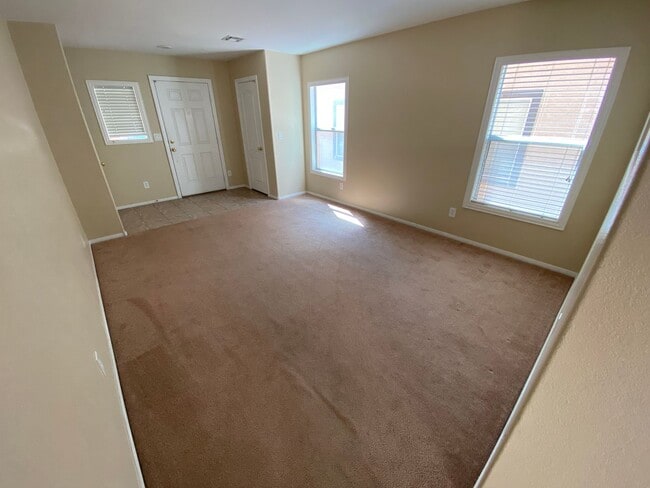 Building Photo - Wonderful 3 bed/2.5 bath home located in Summerlin
