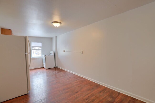 Building Photo - Available Now! 2 Bedroom House with Parkin...