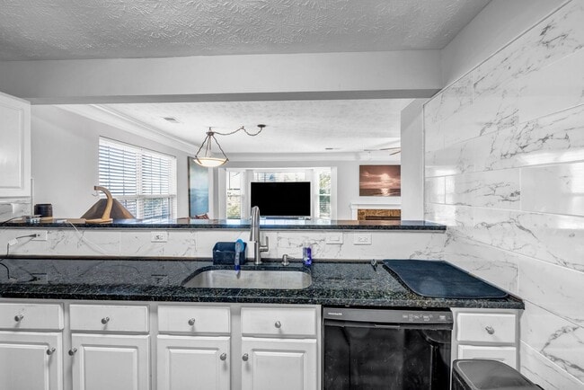 Building Photo - Fully Furnished 2 Bedroom, 2.5 Bath Townho...