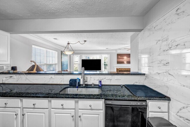 Building Photo - Spacious 2-Bed, 2.5-Bath Townhome in Prime Marietta Location