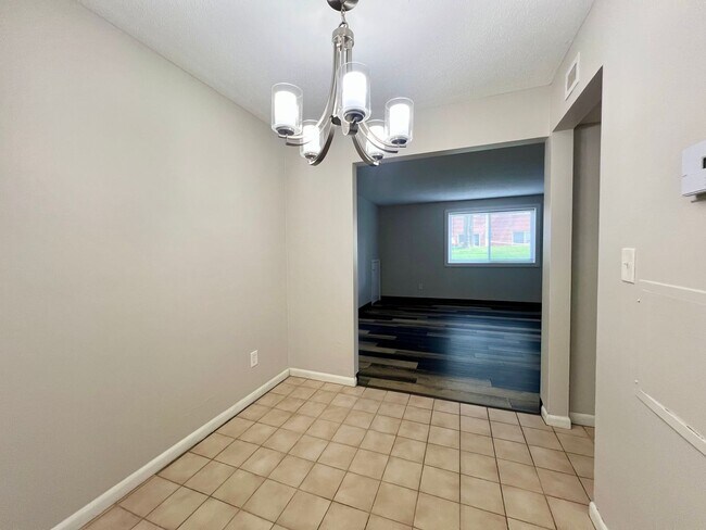 Building Photo - 2 Bed 1.5 Bath Apartment for rent!