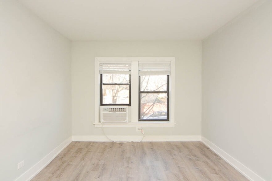 Building Photo - 714 W Brompton Ave