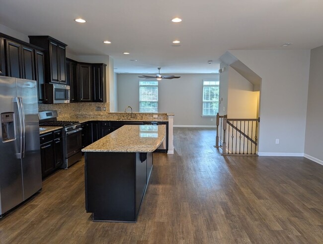 Building Photo - Move-in ready, Townhome Located in the Cit...