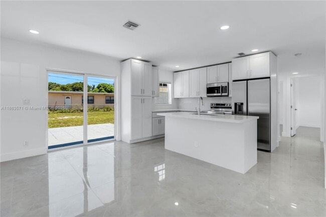 Building Photo - 1773 Lauderdale Manor Dr