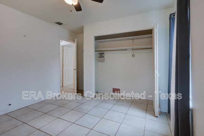 Building Photo - 5815 Pyle St