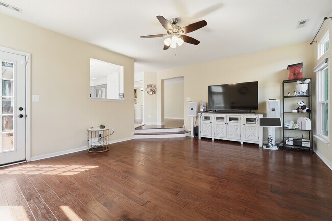 Building Photo - 1721 Chestwood Dr