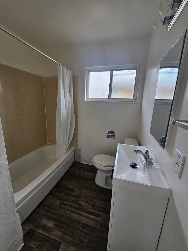 Building Photo - Cozy 2-Bed Oakland Apartment: San Leandro ...
