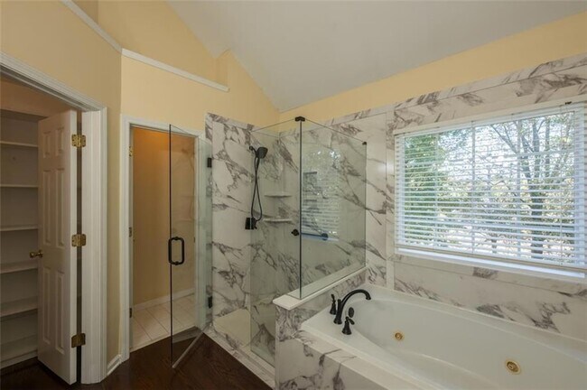 Building Photo - 2433 Gablewood Dr NE