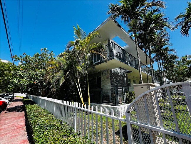 Building Photo - 946 Bay Dr
