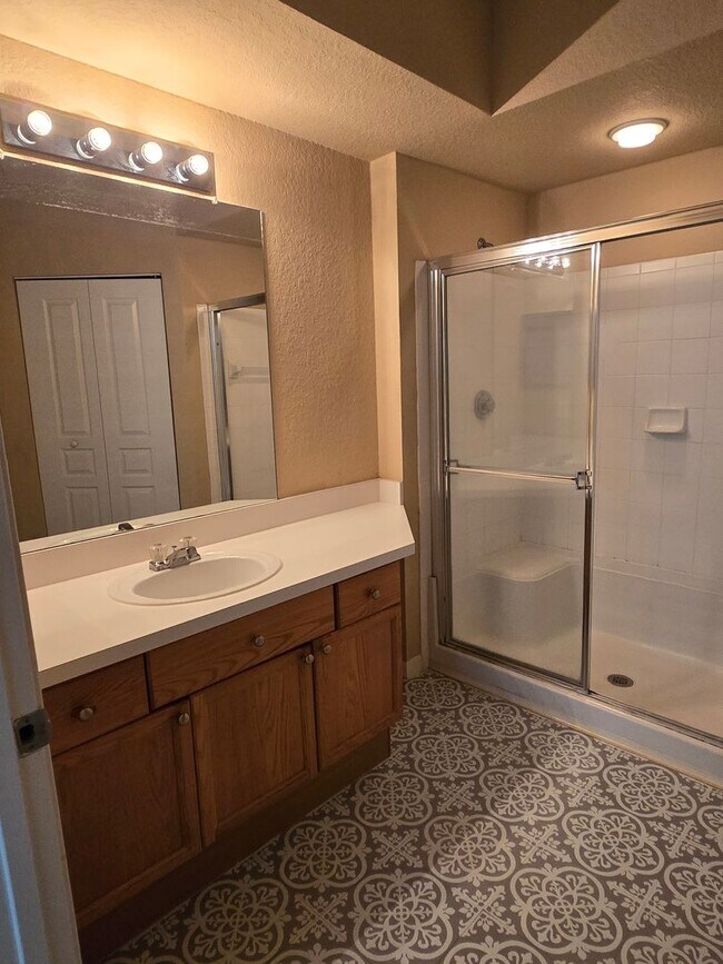 Building Photo - Oxford Place! New Tampa Condo