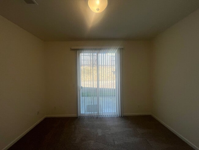 Building Photo - 4 Bedroom 2, Bath, 2900 sqft. w/t Separate 1 Bedroom 1 Bath Guest Quarters for Lease.