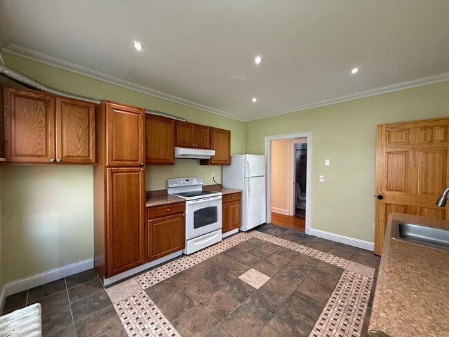 Building Photo - 556 Hawley Ave