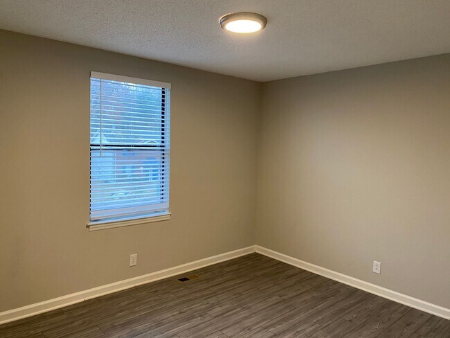 Building Photo - Updated townhouse close to lake
