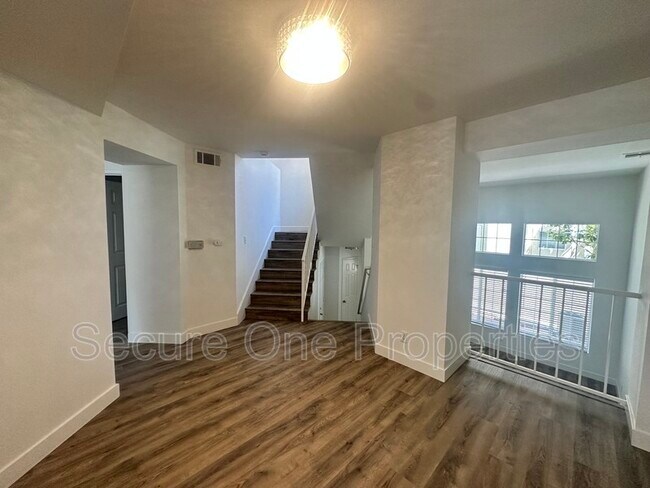 Building Photo - 674 Warwick Ave