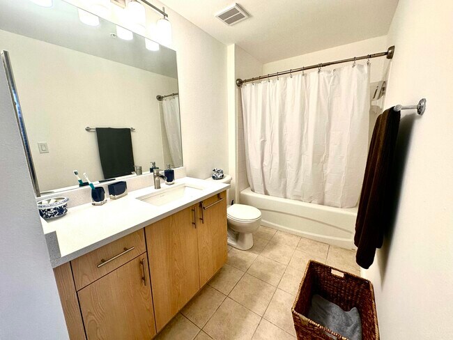 Building Photo - 533 NE 3rd Ave