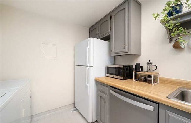 Building Photo - 2bedr 2bath Lovely light and bright condo