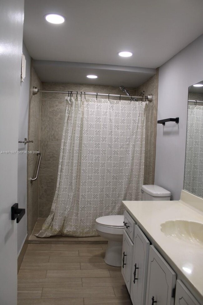 Building Photo - 210 Lakeview Dr