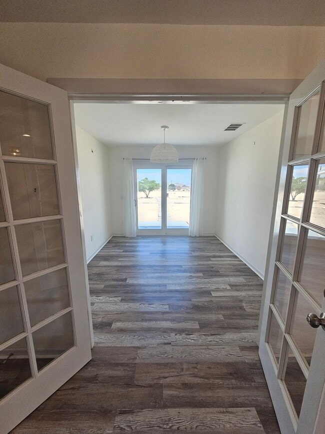 Building Photo - 2 bed 1 bath home + bonus room near Joshua...
