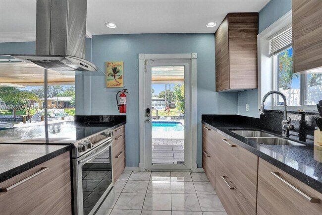 Building Photo - 1701 SW 22nd Ave