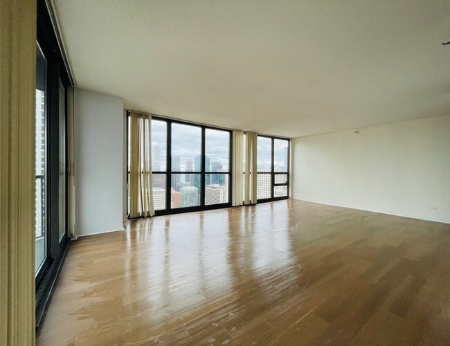 Building Photo - 10 E Ontario St