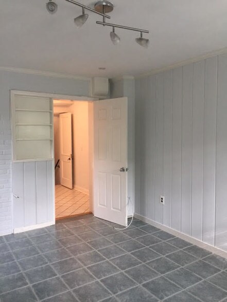 Building Photo - 633 N Nelson St