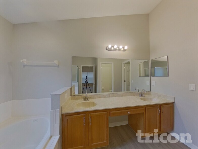 Building Photo - 1067 Stoneham Dr