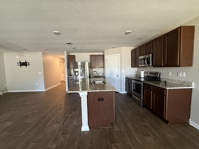 Building Photo - 1004 Limpkin St