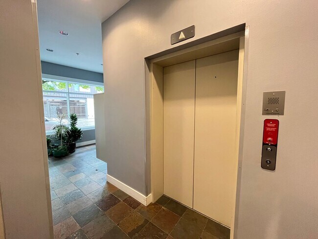 Building Photo - 2 Bed + 2 Bath Condo in the Belmont District Portland ~ Secured Garage Parking, Washer & Dryer in...