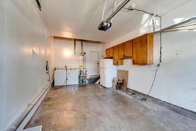 Building Photo - Charming 2 Bedroom Duplex with Private Backyard & Garage!