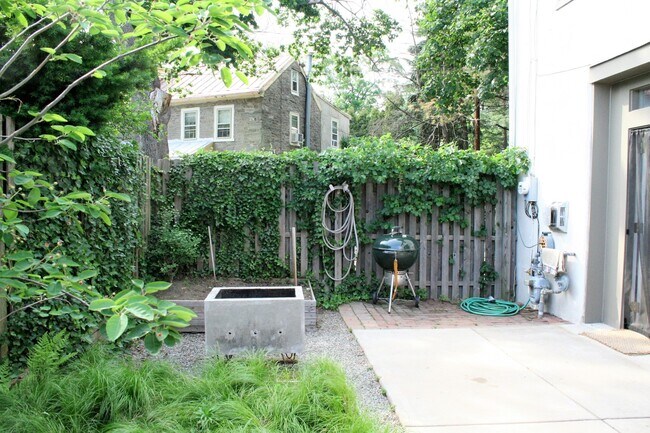 Building Photo - 16 East Gorgas Lane