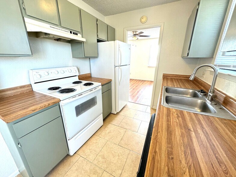 Building Photo - 2515 Bermuda Dr