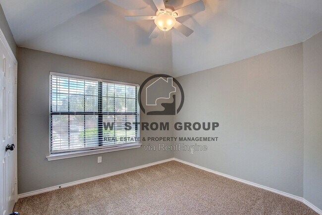Building Photo - 3914 Meadow Dr
