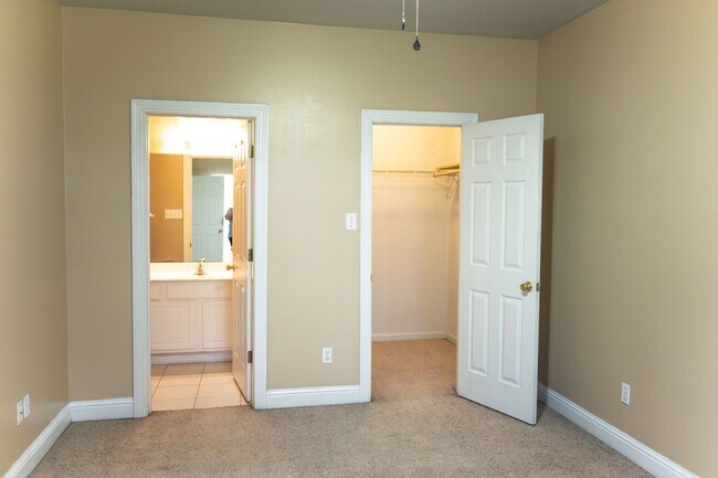 Building Photo - 3 br 2 ba Penny Lane