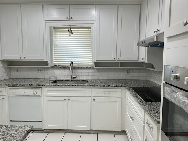 Building Photo - 1709 Vicksburg Dr