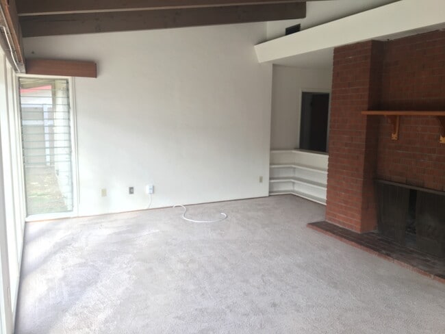 Building Photo - Country Club Area home with 4 bedrooms and...