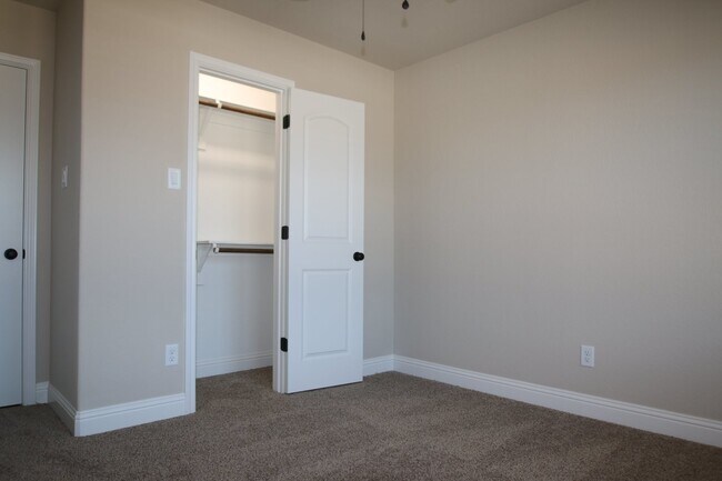 Building Photo - 1324-1328 White Sand Dr