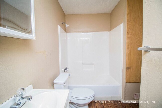 Building Photo - 300 E Lynn St