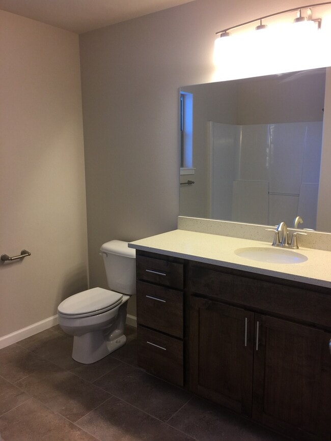 Building Photo - SE Bend, LIKE NEW Townhouse, 3 Bedrooms, 2 1/2 Baths, Garage, Gas Heat, Patio