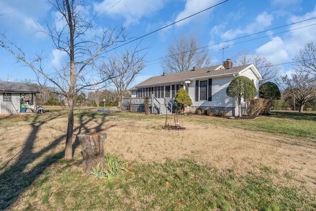 Building Photo - AVAILABLE NOW! 3 BEDROOM 2 BATHROOM HOME O...