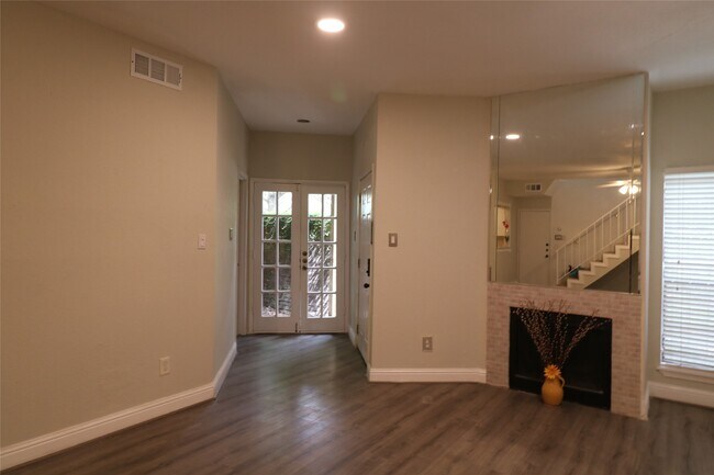 Building Photo - 10811 Richmond Ave.