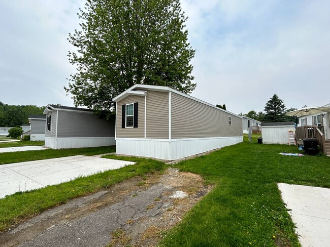 Building Photo - 666 Ascot Cir