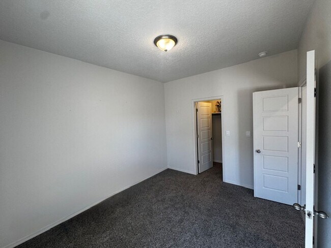 Building Photo - Newer 3 Bed / 2 Bath Home (Built 2024) in Los Lunas