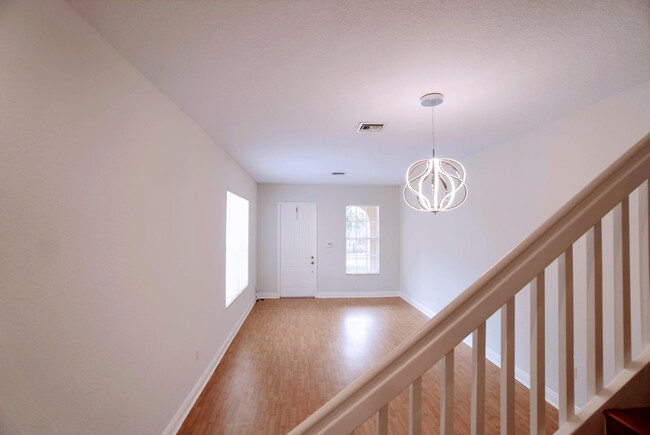 Building Photo - 6890 Julia Gardens Dr