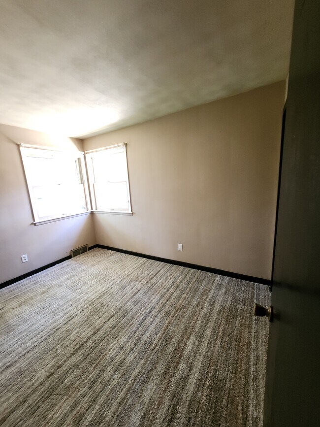 Building Photo - 2116 W Kettelle St