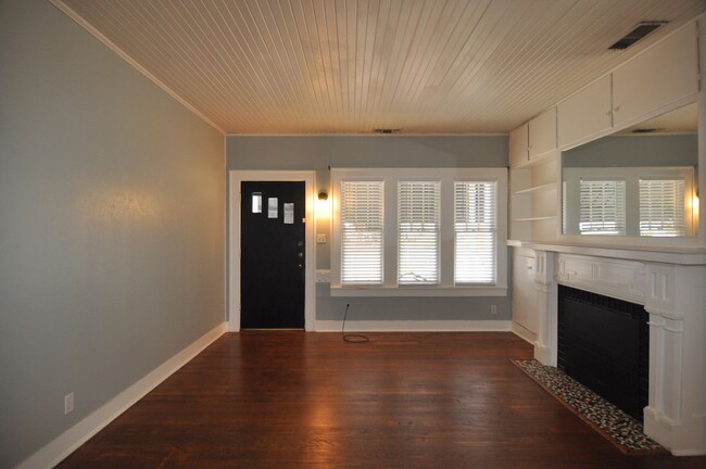 Building Photo - Charming 3-2 in the heart of Arlington Hei...